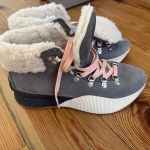 Sorel Out Out N About III Conquest and Grey Sherpa Pink laces 8.5 Womens sneaker
